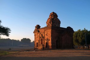 Outside Shweizigan Paya