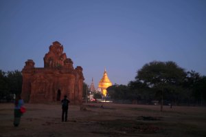 Sun rises in Nyaung U and Scaramouchine goes to see Shweizigan Paya